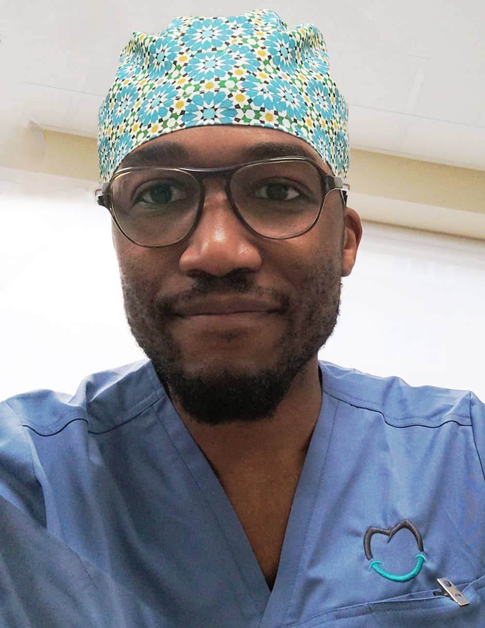 Dr. Memphis Chopngui, chirurgien-dentiste offrant des soins dentaires à Lille.